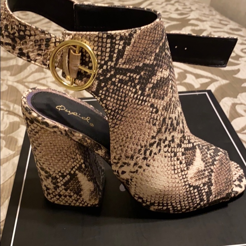 Shoes - Picture 2 of 7